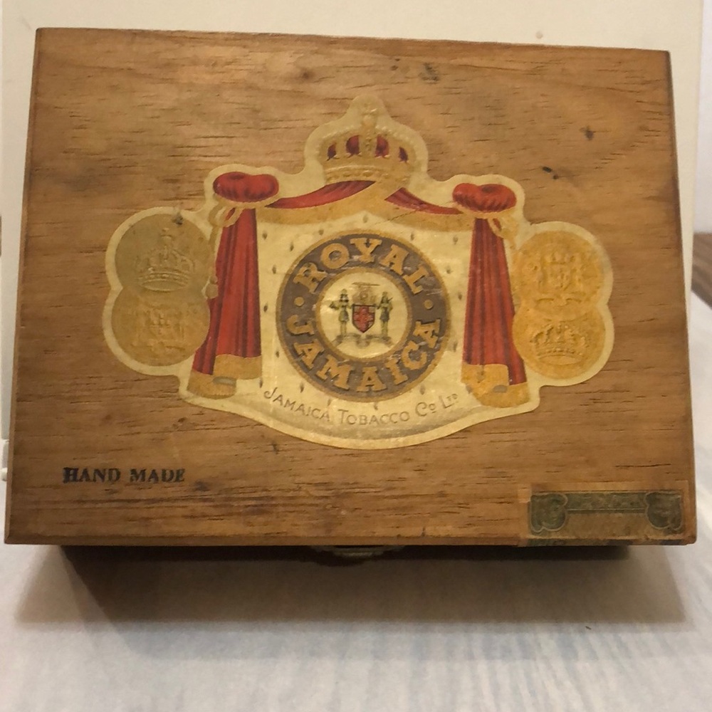 VINTAGE ROYAL JAMAICA SPANISH CEDAR CIGAR BOX